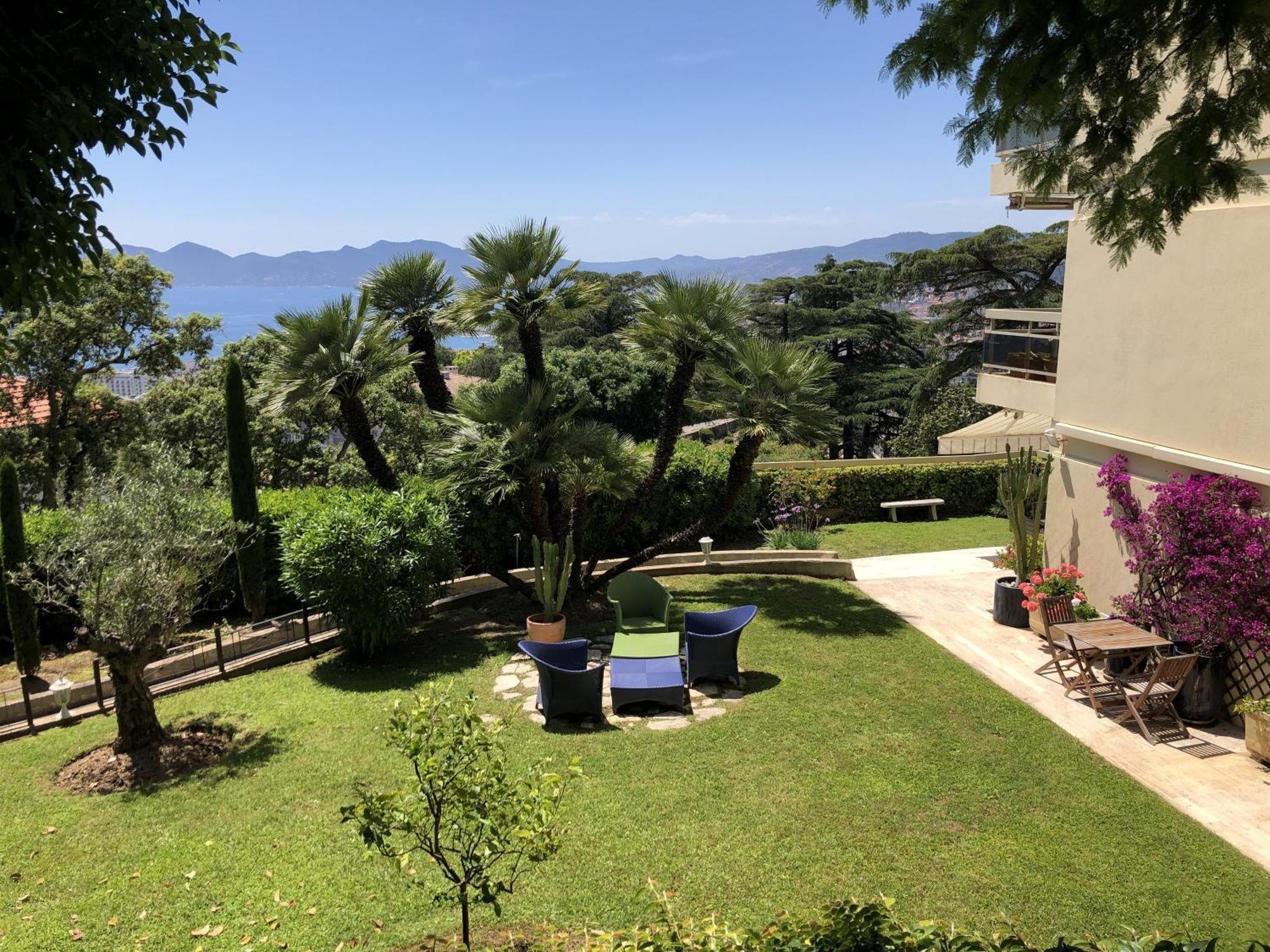 - Le Saint Georges Avec Superbe Jardin Et Vue Panoramique Apartamento